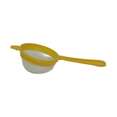 Plastic tea strainer with handle