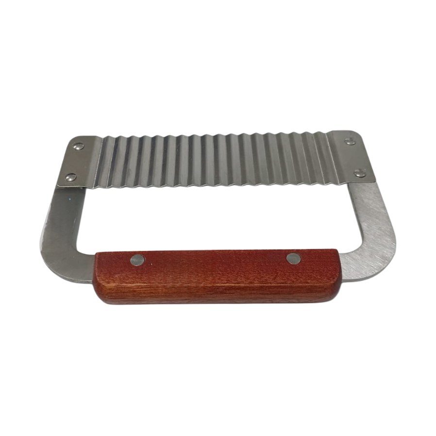 Wavy crinkle cutter with wooden handle