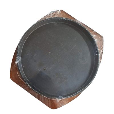 Round sizzling plate with wooden base